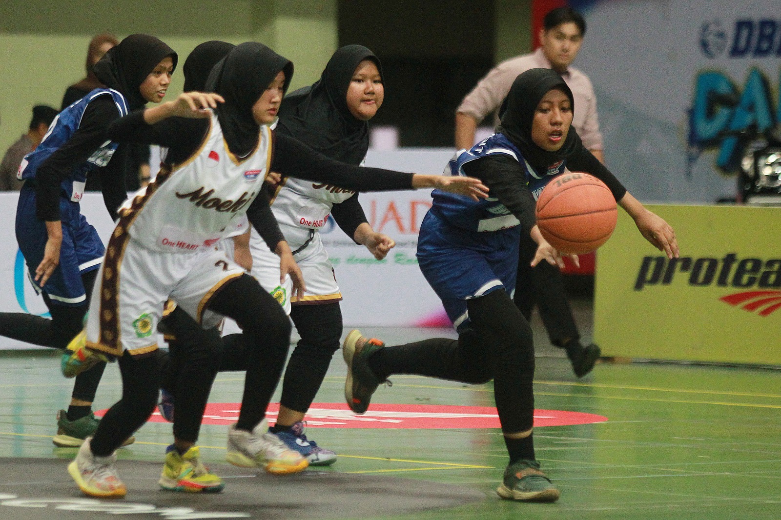 SPORTIF: Salah satu pertandingan di Honda DBL with Kopi Good Day 2023 D.I. Jogjakarta di GOR UNY Sabtu (28/10). (Guntur Aga Tirtana/Radar Jogja)