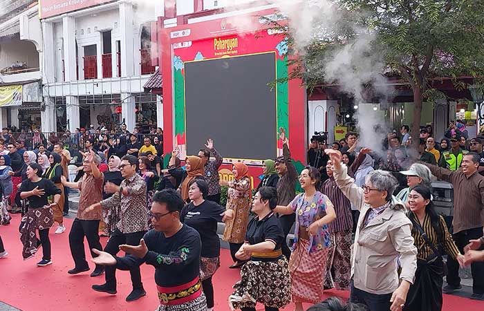 MOMENTUM: Flasmob yang diikuti 2.000 orang bersamaan dengan acara Panghargyan Jogjakarta Warisan Dunia di Kawasan Malioboro, Sabtu (28/10).Wulan Yanuarwati/RADAR JOGJA