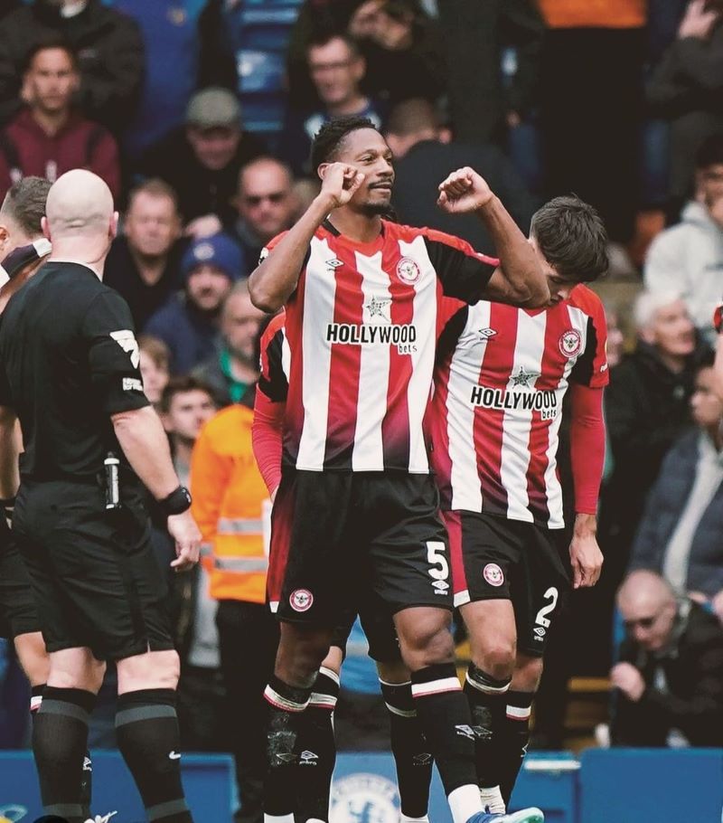 selebrasi Ethan Pinnock setelah menjebol gawang Chelsea