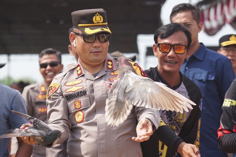 KEJUARAAN : Kapolres Kebumen AKBP Burhanuddin membuka lomba merpati kolong berhadiah Rp 50 Juta. (HUMAS POLRES KEBUMEN UNTUK RADAR KEBUMEN)