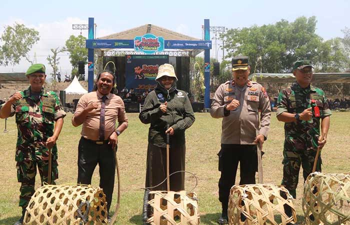 KEARIFAN LOKAL: Olahraga tradisional Nglarak Blarak di area parkir wisata Pantai Glagah, Temon, Kulon Progo Sabtu (28/10).HENDRI UTOMO/RADAR JOGJA&nbsp;
