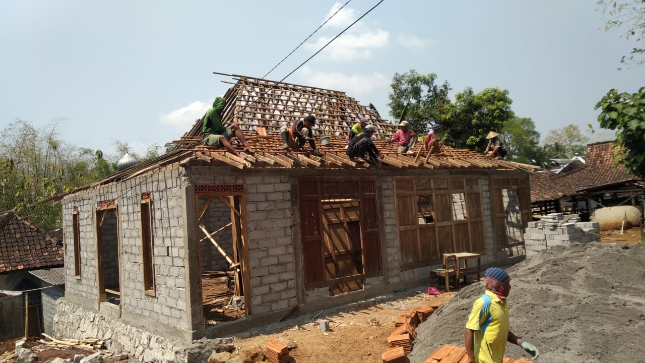 HAMPIR JADI:  Kondisi terkini saat warga gotong-royong membangun rumah Tupan warga Suru, Kampung, Ngawen, yang memperoleh program relokasi Sabtu (29/10). (Dok Istimewa)