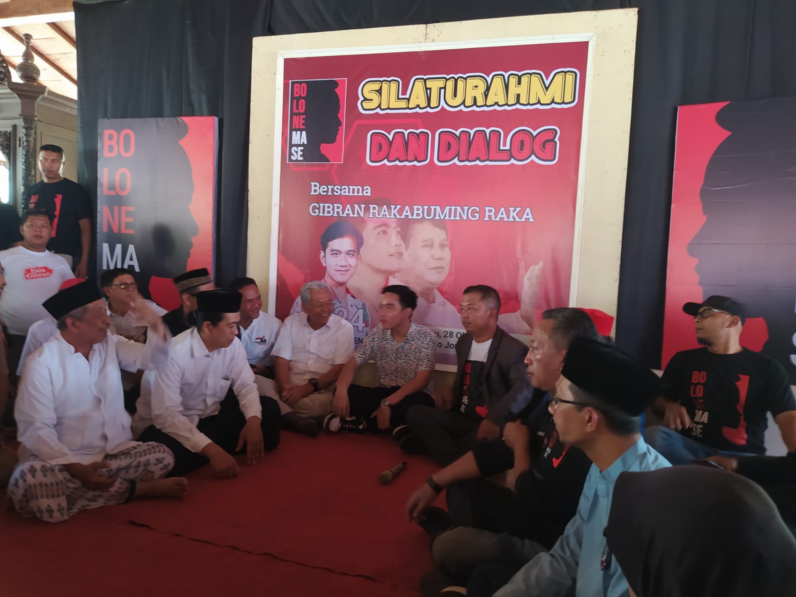 DIALOG: Cawapres dari Prabowo Subianto, Gibran Rakabuming Raka tampak duduk lesehan bersama para relawan pendukungnya dan warga Magelang, Sabtu (28/10). (Istimewa)