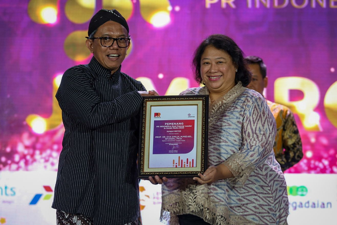 AWARD: Penghargaan kepada Rektor UGM diwakili oleh Koordinator Bidang Humas UGM Dina W. Kariodimedjo. (Dok UGM)