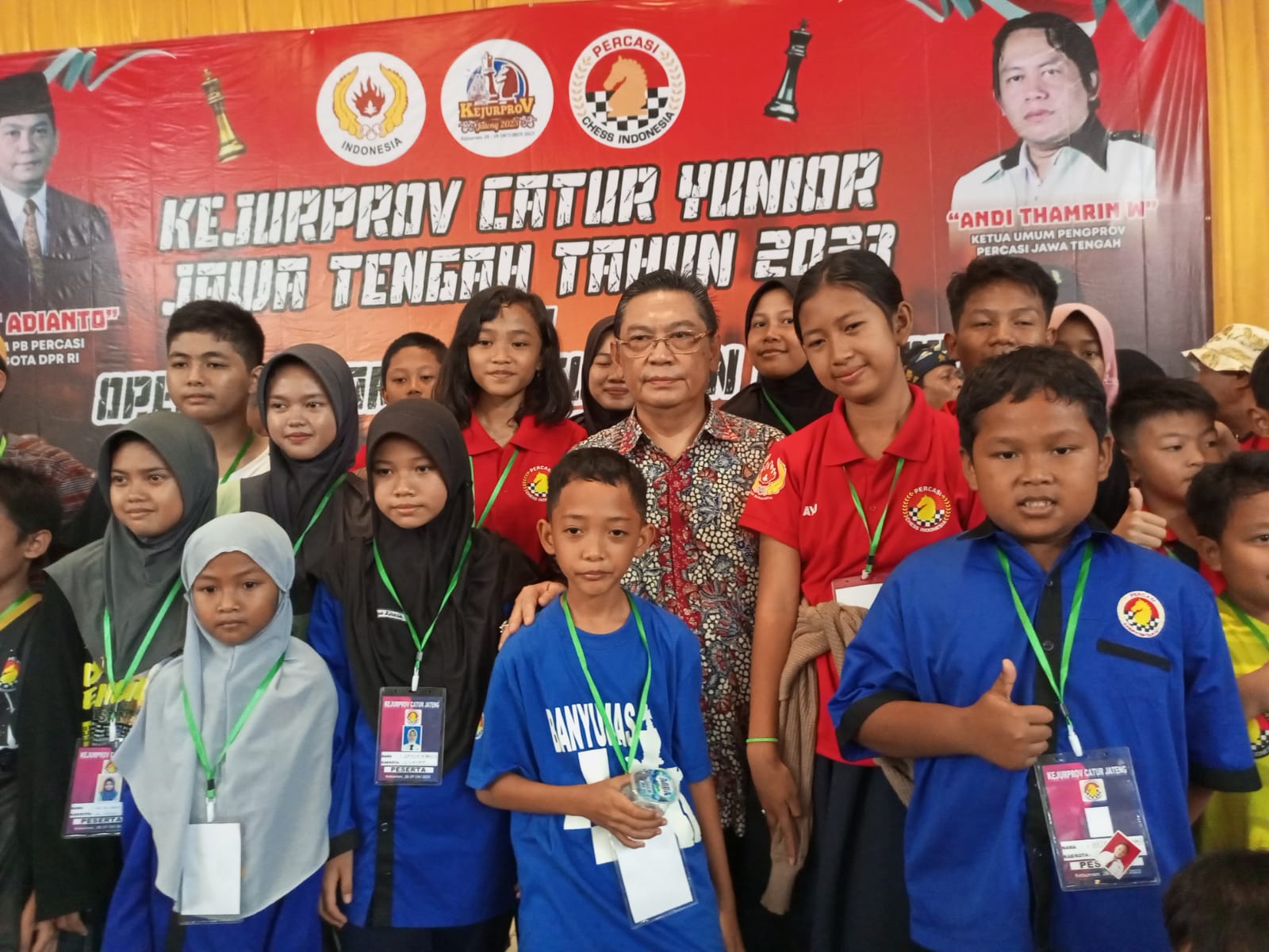 BERI MOTIVASI: GM Utut Adianto (baju batik) hadir dalam pembukaan Kejurprov Catur Jawa Tengah di Kebumen, Minggu (29/10). (M HAFIED/RADAR KEBUMEN)