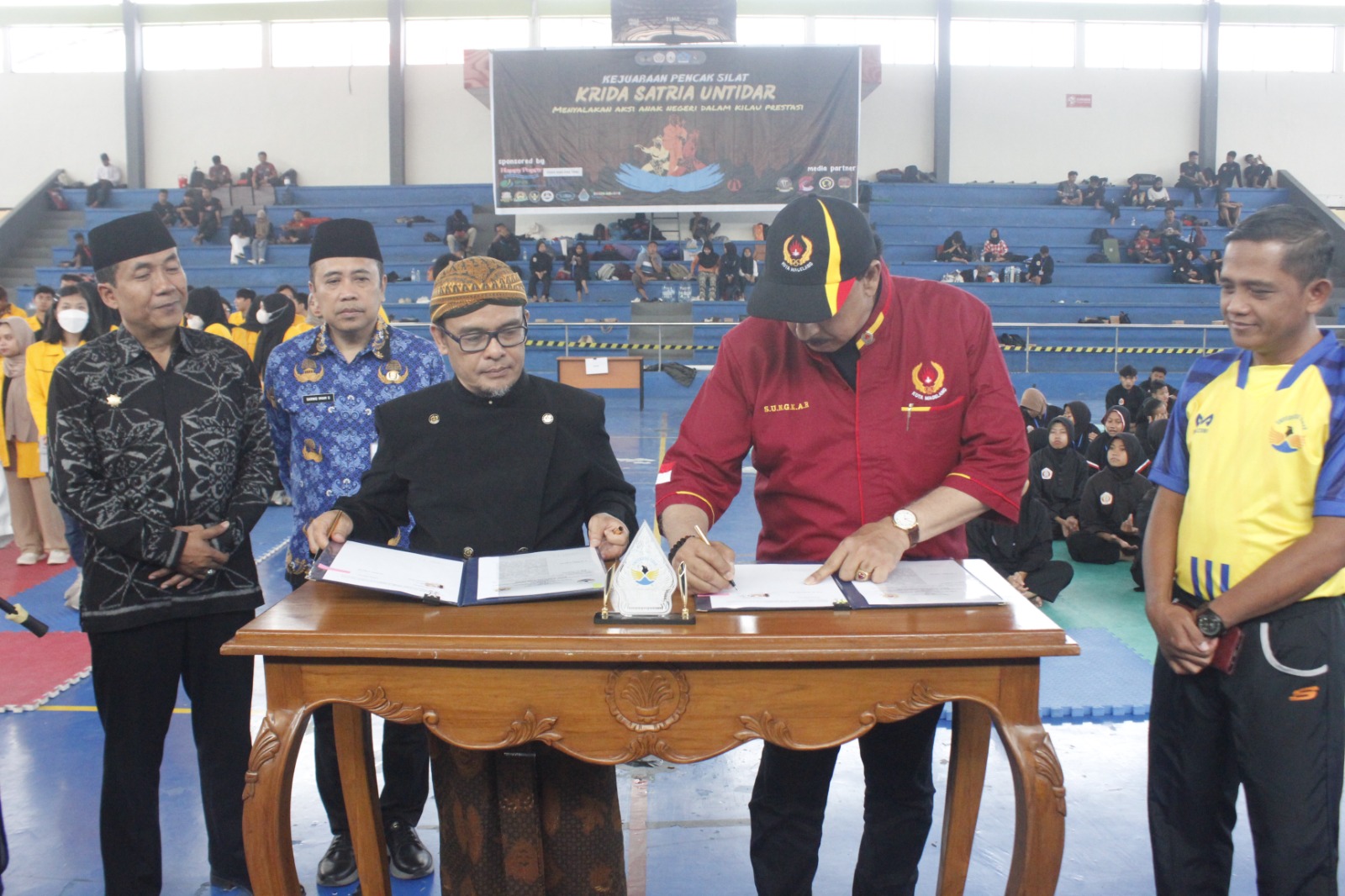 SEPAKAT: Ketua KONI Kota Magelang bersama Rektor Untidar usai menandatangani nota kesepahaman di GOR Samapta, Sabtu (28/10). (KONI Kota Magelang)