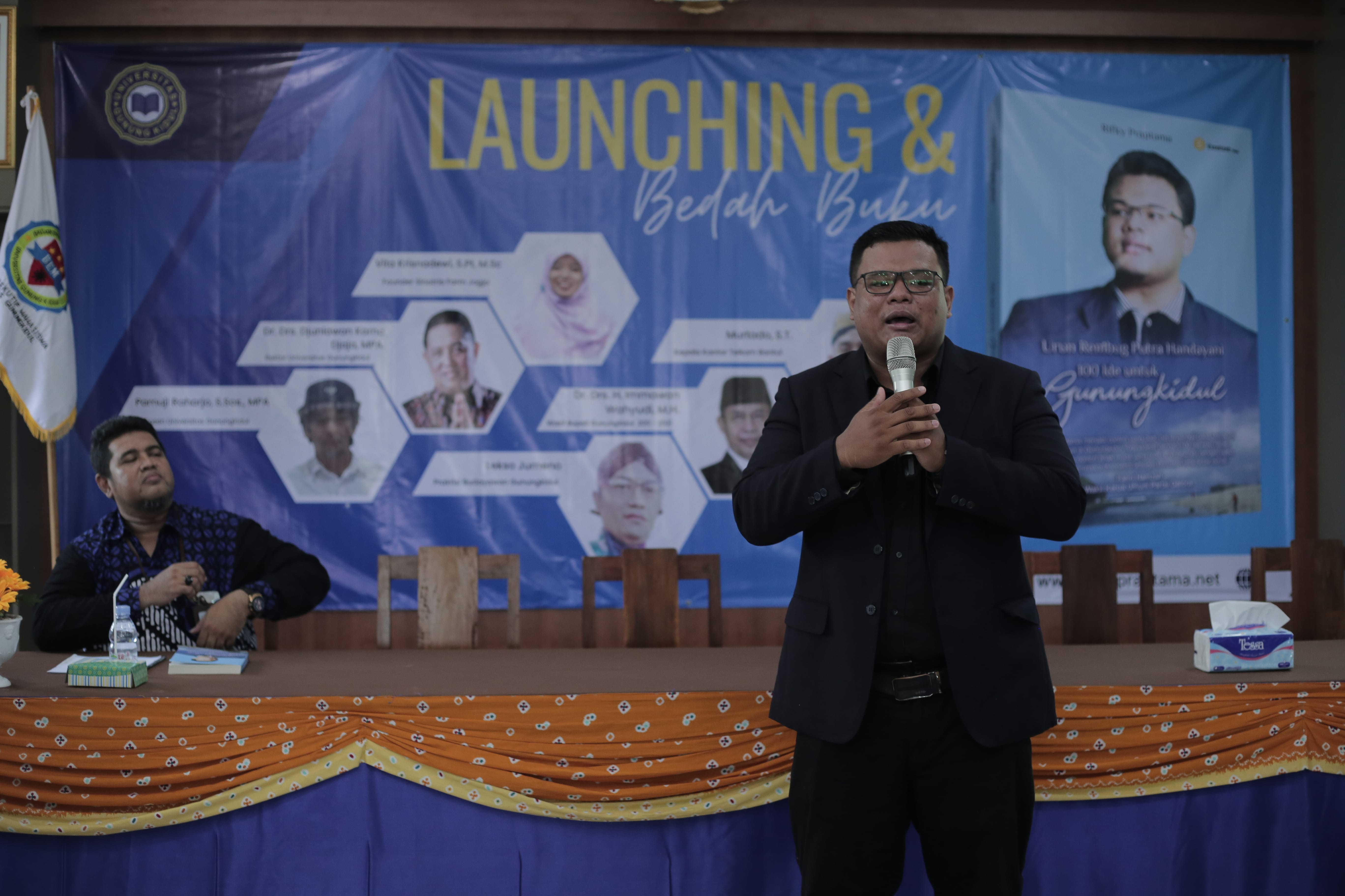 Penulis buku Rifki Praptama saat launching dan bedah buku terbarunya