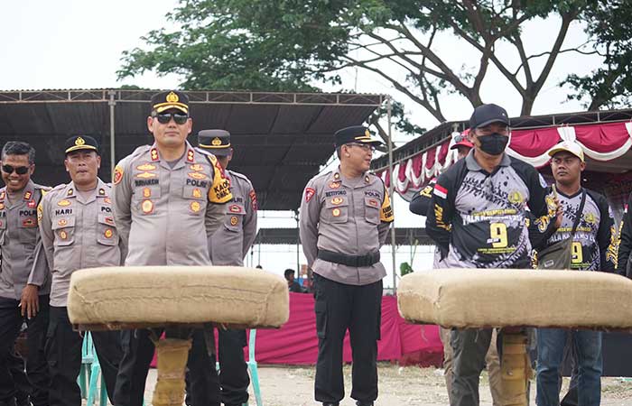 SEMARAK: Kapolres Kebumen AKBP Burhanuddin membuka lomba merpati kolong berhadiah Rp 50 Juta.DOKUMENTASI HUMAS POLRES KEBUMEN