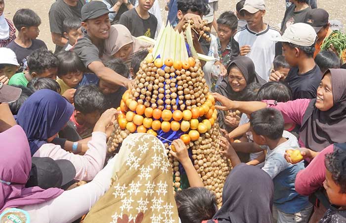 MERIAH: Para warga tampak berebut gunungan ojeg di Lapangan Dusun Drojogan, Sidomulyo, Salaman Minggu(29/10).Dokumentasi Prokompim Setda Kabupaten Magelang