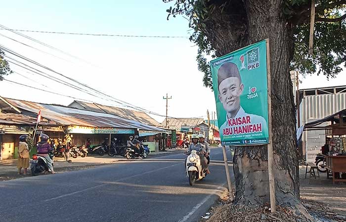 HARUS SESUAI: Pengendara melintas di dekat APS yang terpasang di Jalan Imogiri Timur, Bantul.GREGORIUS BRAMANTYO/RADAR JOGJA&nbsp;
