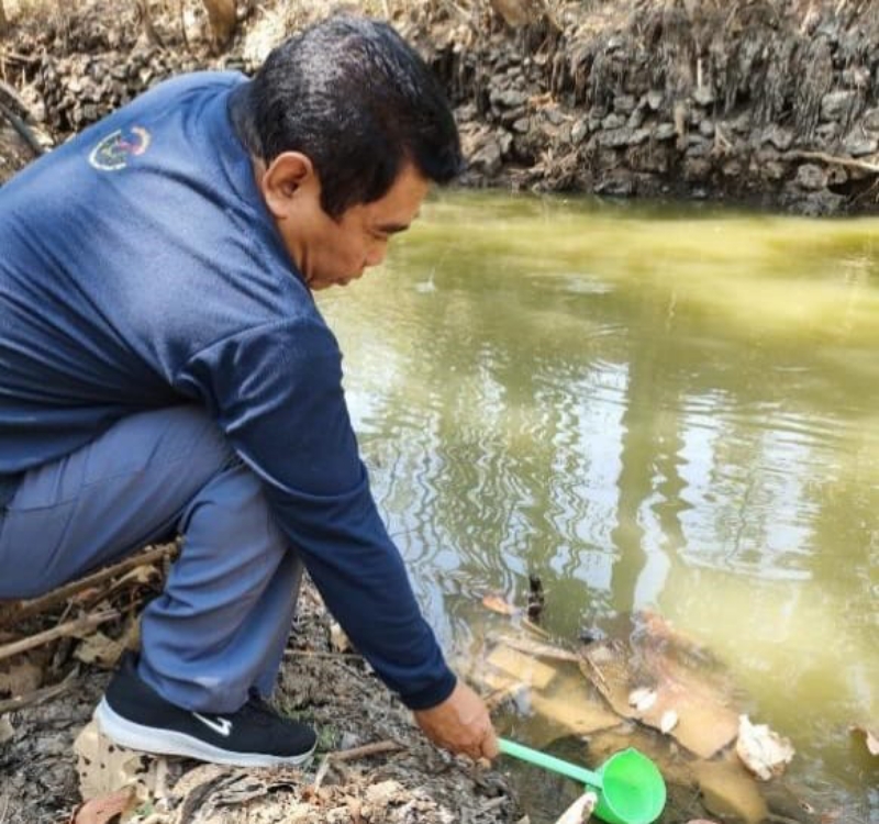 DETEKSI: Petugas melakukan pencidukan dan identifikasi larva nyamuk anopheles di wilayah Kapanewon Karangmojo beberapa waktu lalu. "(Dok Dinkes Kabupaten Gunungkidul)
