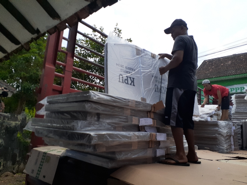 CEK LAGI: Suasana saat logistik Pemilu 2024 di distribusikan ke gudang kantor KPU Sleman, Kamis (26/10). (IWAN NURWANTO/Radar Jogja)