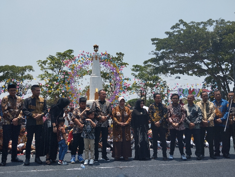 PAMIT: Agus Bastian berpamitan sebagai Bupati Purworejo di depan Pendopo Kabupaten Purworejo dalam event Merti Golong Gilig di Kabupaten Purworejo pada Minggu (29/10). (JIHAN ARON VAHERA/RADAR JOGJA)
