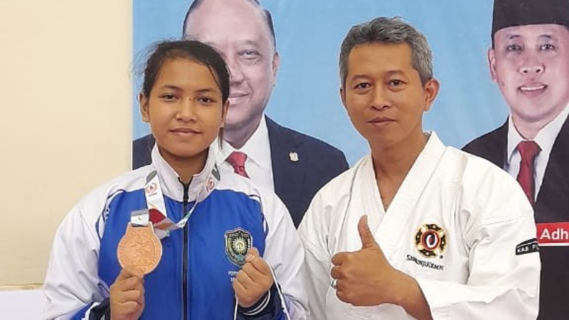 PRESTASI: Nayraya Desqya bersama Manajer Tim Perkemi Pengcab Purworejo Anggit Wahyu Nugroho. (Istimewa)