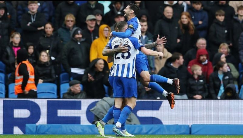 BAHAGIA: para pemain Brighton terlihat bahagia setelah Evan Ferguson mencetak gol