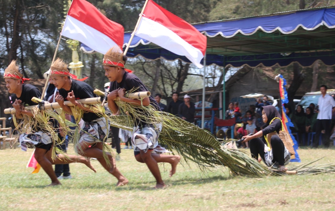 OTENTIK: Olahraga tradisional Nglarak Blarak di area parkir wisata Pantai Glagah, Kapanewon Temon, Kulon Progo, Sabtu (28/10). (HENDRI UTOMO/Radar Jogja)