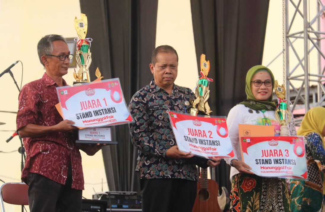 PARTISIPASI: Para pemenang Stand terbaik dalam gelaran Manunggal Fair 2023 di kompleks Stadion Cangkring, Wates, Kulon Progo, Jumat (27/10).