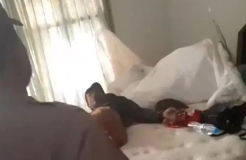Seorang maling tidur pulas di rumah kosong, kaget saat dibangunkan polisi. (Instagram/@lambe_turah)