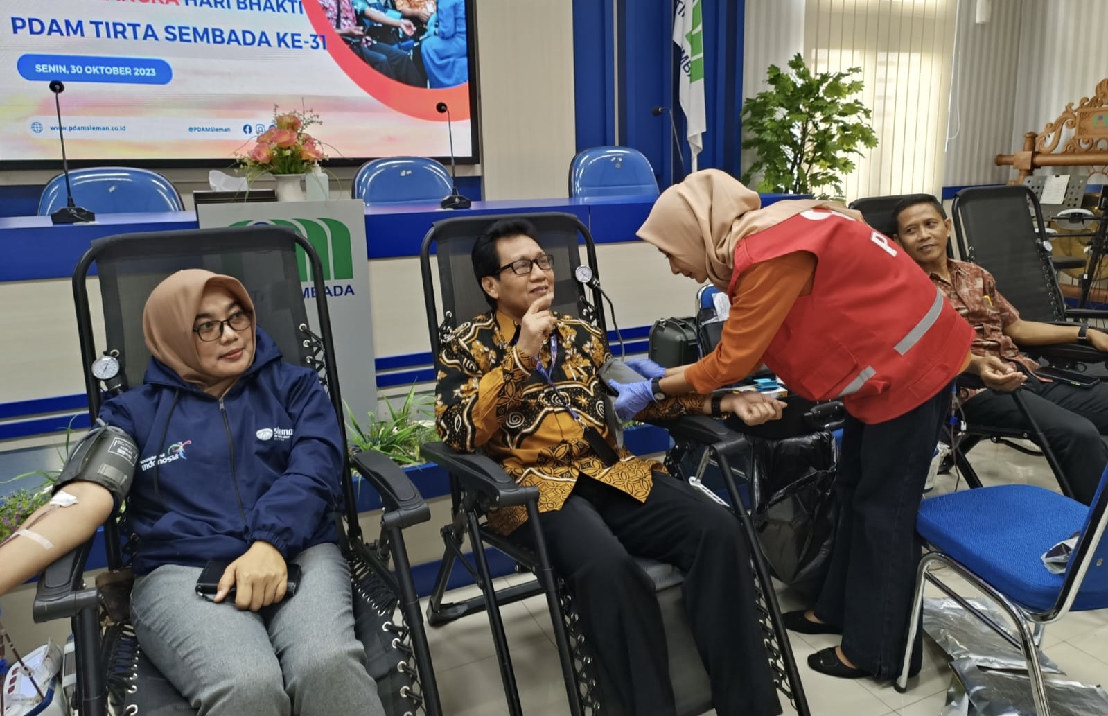 SOSIAL: Direktur PDAM Tirta Sembada Sleman Dwi Nurwata SE MM mengikuti donor darah dalam rangka Hari Bhakti ke-31 Senin (30/10/23).YOGI IP/RADAR JOGJA