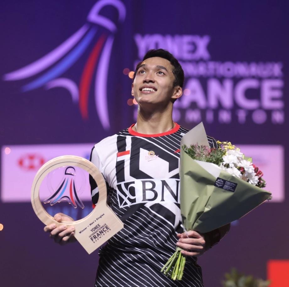 Jonatan Christie akhirnya kembali keatas podium setelah menjuarai French Open 2023. (Sumber foto PBSI)