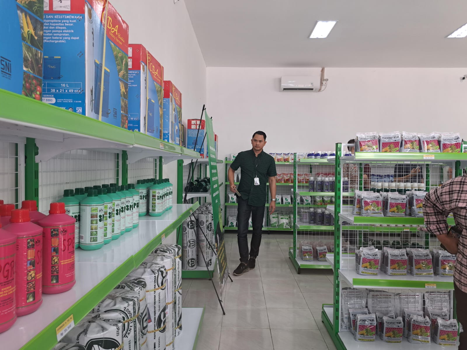 SUPLAI: Toko Arto Mart Pakis di Jl Magelang-Salatiga, Wonosuka, Tegalrejo, Kabupaten Magelang. (ISTIMEWA)
