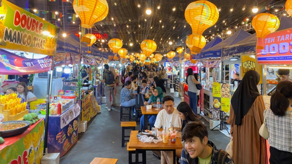 LEZAT: Festival Kuliner Dunia (FKD) 2023 di depan Jogja City Mal (JCM). (Agus Dwi Prakoso/Radar Jogja)