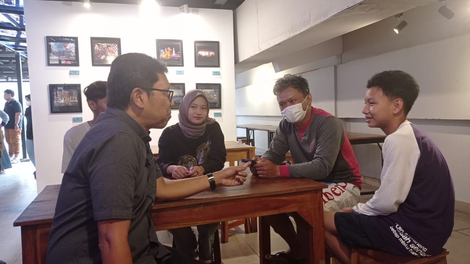 Penjabat Wali Kota Jogja Singgih Raharjo menyempatkan berbincang dengan salah satu pelajar yang menjadi peserta Festival Foto Jogja 2023 di Studio 103 Rooftop Pasar Prawirotaman Minggu (29/10).