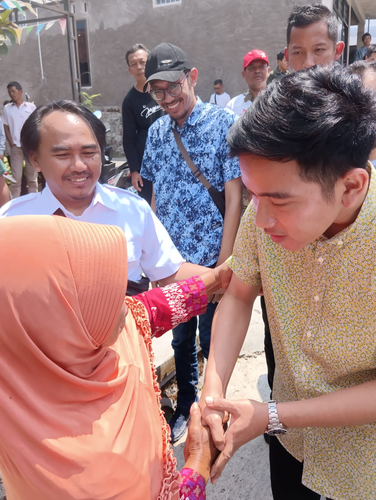 Legislator DPRD Kota Jogja Krisnadi Setyawan (baju putih) saat mendatangi acara Bacawapres KIM Gibran Rakabuming Raka di Temanggung Jawa Tengah