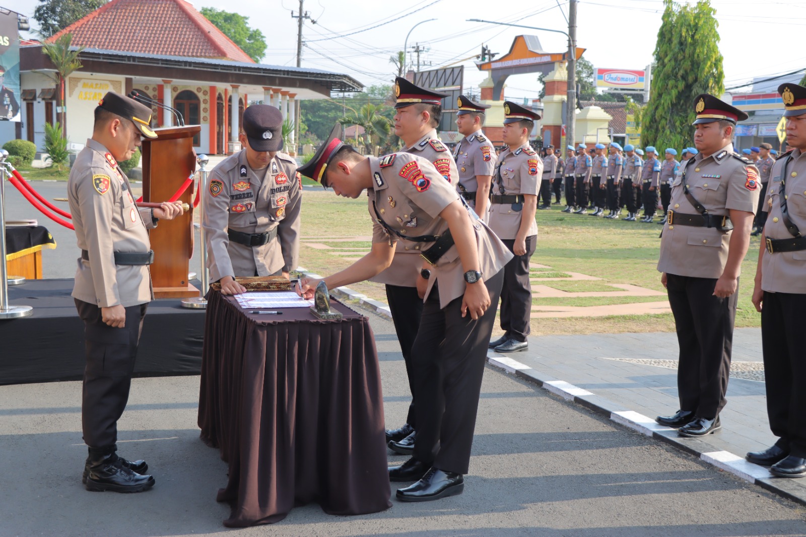 PERCAYA: Kapolres Kebumen AKBP Burhanuddin memimpin upacara serahterima jabatan perwira di lingkungan Polres Kebumen. (HUMAS POLRES KEBUMEN UNTUK RADAR KEBUMEN)