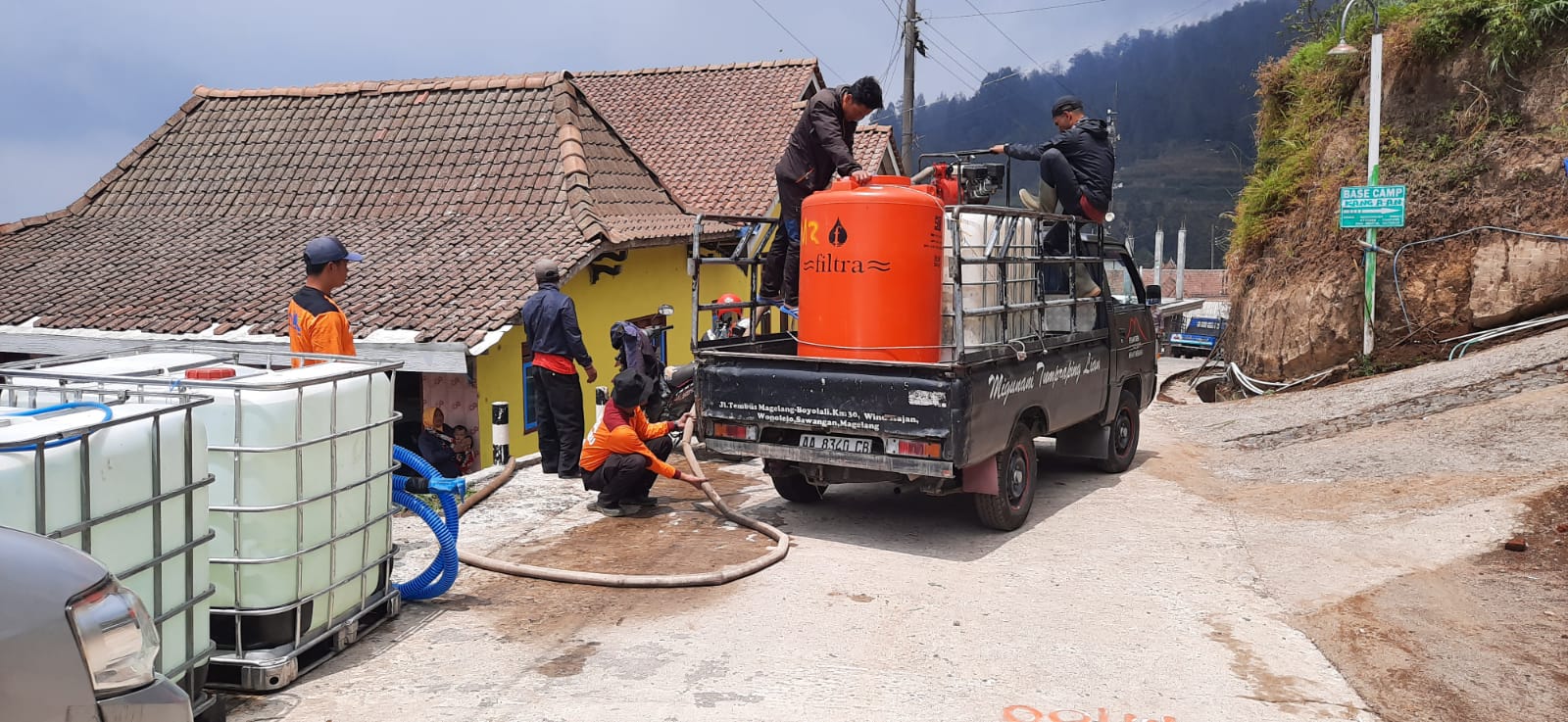 SALURKAN AIR: Akibat kebakaran hutan di Gunung Merbabu, pipa saluran air ikut terbakar sehingga tidak mengalir ke rumah-rumah warga. (Dok BPBD Kab Magelang)