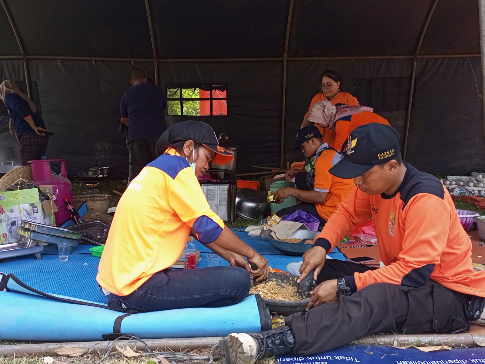 UJI COBA: Pemerintah Kabupaten (Pemkab) Kebumen melalui BPBD menggelar simulasi pengurangan resiko bencana gempa dan tsunami di kompleks GOR Petanahan, Senin (30/10). (M. HAFIED/RADAR KEBUMEN)