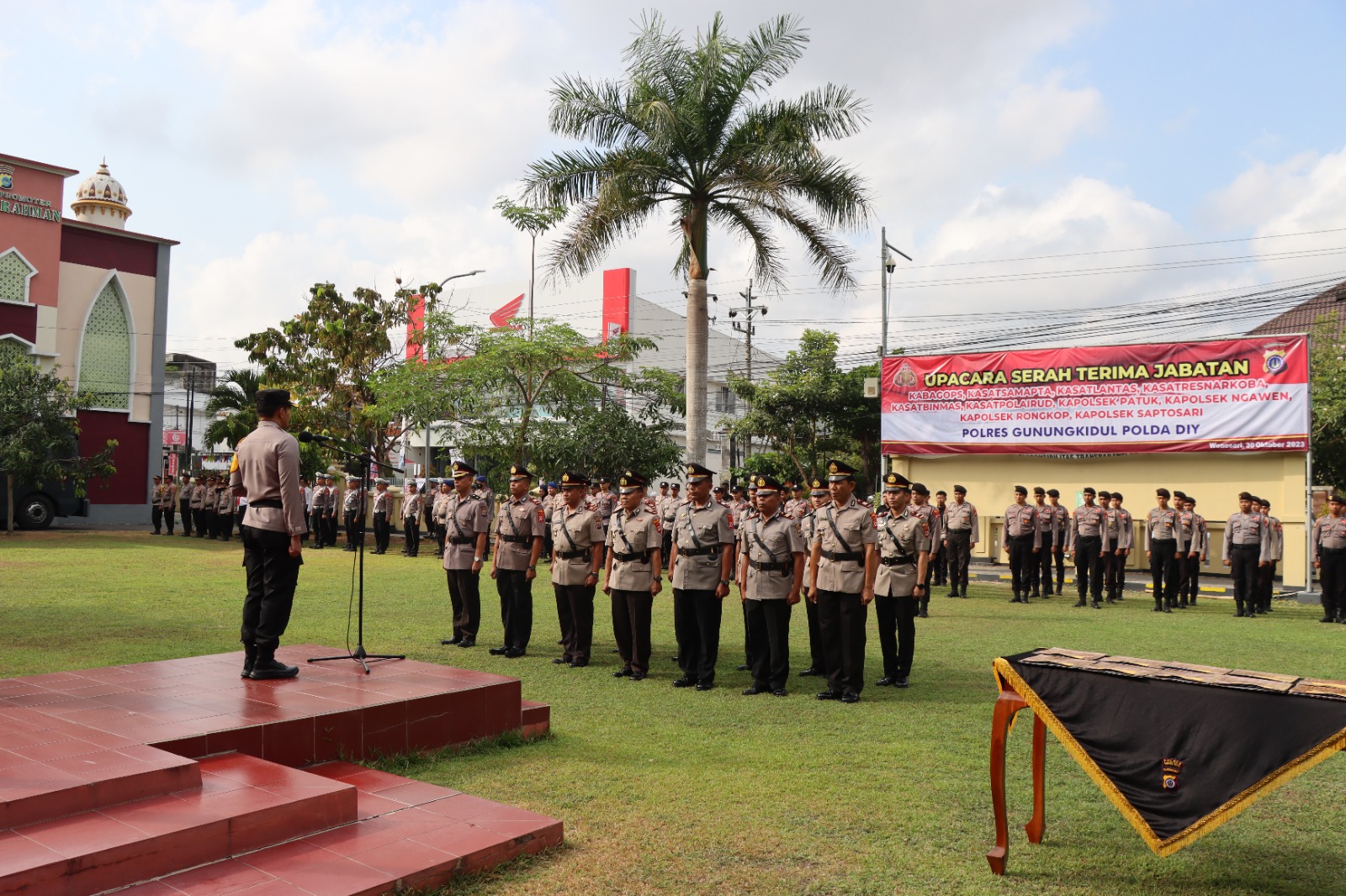 PENYEGARAN: Upacara serah terima jabatan (sertijab) kepada 10 pejabat di Mapolres Gunungkidul Senin (30/10). (Humas Polres Gunungkidul)