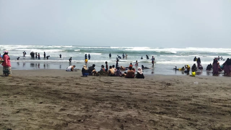 RAMAI: Suasana Pantai Parangtritis di Bantul, DIY, saat dipenuhi wisatawan, Sabtu (28/10), sembilan siswa MTsN 2 Magetan terseret ombak di objek wisata tersebut. (ARI BUDI UNTUK RADAR MADIUN)