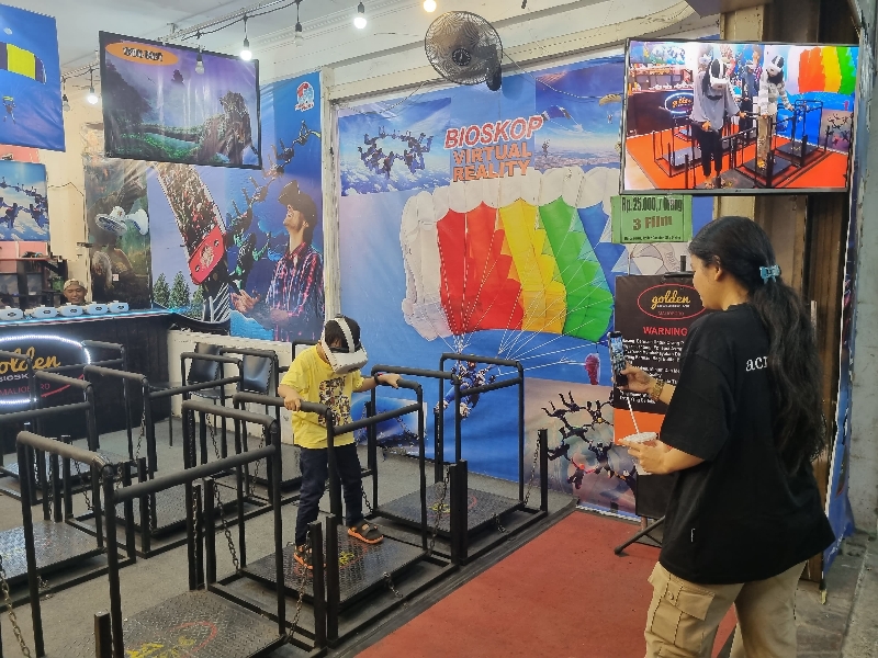NYATA: Pengunjung saat menikmati teknologi Virtual Reality (VR) yang berada di Golden Bioskop VR Malioboro. (Fahmi Fahriza/Radar Jogja)