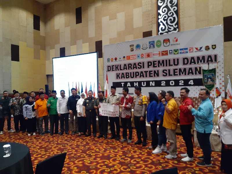 DAMAI: Suasana Deklarasi Pemilu Damai di kabupaten Sleman yang diselenggarakan pada salah satu hotel di Sleman Senin (30/10). (IWAN NURWANTO/Radar Jogja)