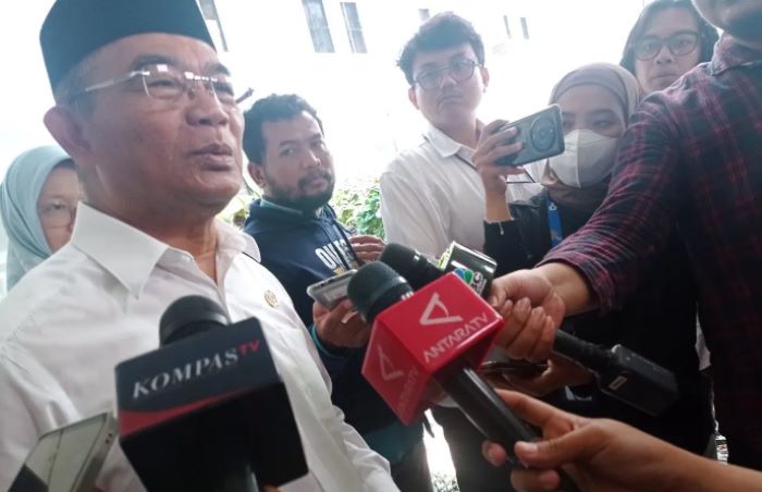 Foto: Muhadjir Effendy Menteri Koordinator Bidang Pembangunan Manusia dan Kebudayaan (Menko PMK) RI yang sedang diwawancarai usai menghadiri talkshow &lsquo;Suara Pemuda Menentukan Nasib Bangsa&rsquo; di Jakarta