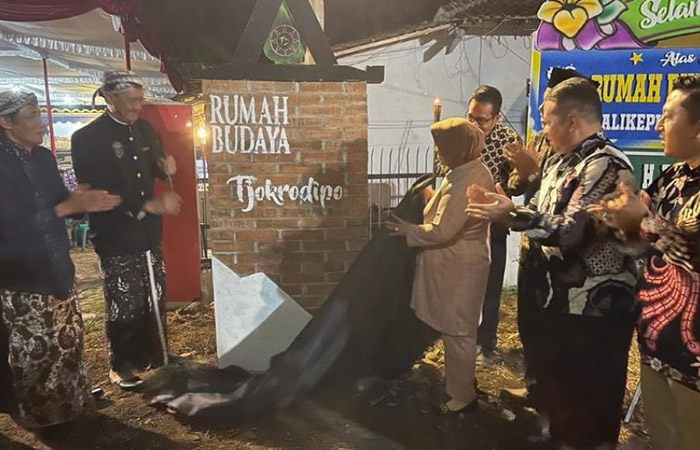 PERESMIAN: Wabup Purworejo saat membuka selubung tugu papan nama di depan Rumah Budaya Tjokrodipo pada Sabtu (28/10).&nbsp;
