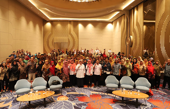 Wabup Purworejo (tengah) bersama Dinpusip Purworejo serta seluruh peserta usai sosialisasi tentang pengisian data perpustakaan berbasis web 2023 beberapa waktu lalu.