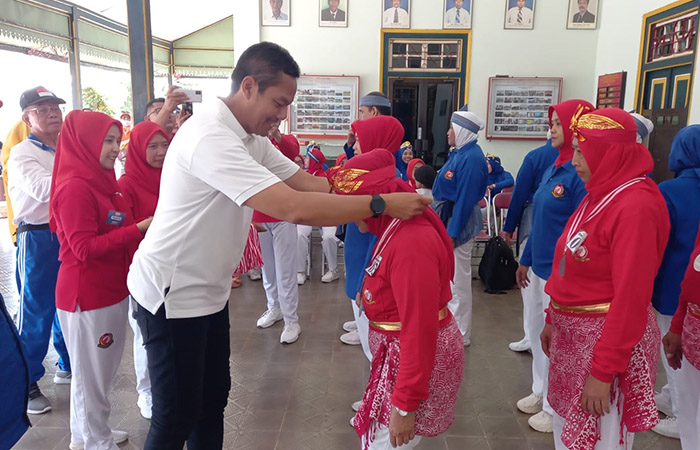 APRESIASI: Ketua umum KORMI DIY Arif Noor Hartanto saat mengalungkan medali kepada pemenang Inorga Senam Tera Indonesia beberapa waktu lalu.