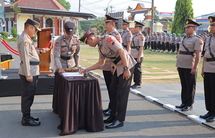 PELANTIKAN: Kapolres Kebumen AKBP Burhanuddin memimpin upacara serahterima jabatan perwira di lingkungan Polres Kebumen.&nbsp;