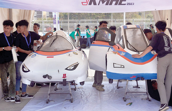 INOVATIF: Mahasiswa UNY saat menunjukkan dua mobil berbasis energi terbarukan yang diikutkan dalam Kontes Mobil Hemat Energi (KMHE).&nbsp;