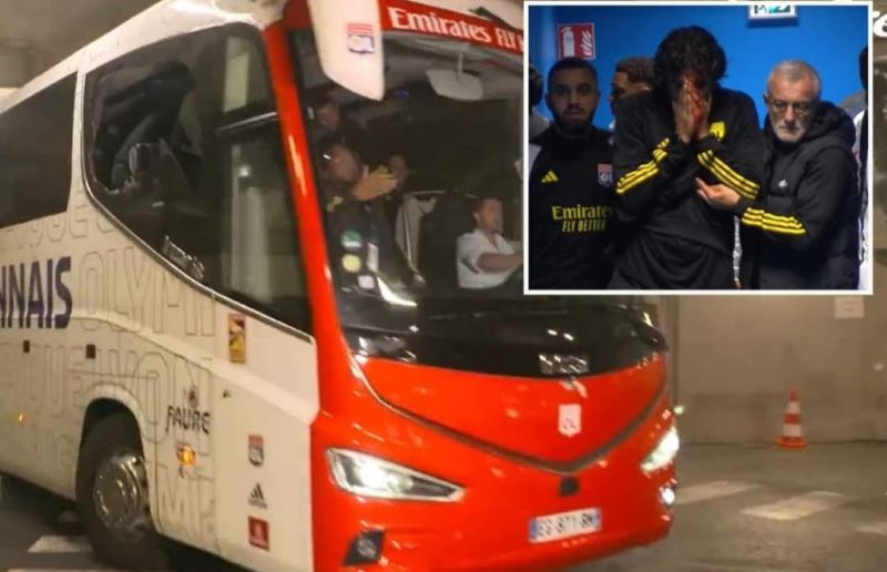 TRAGEDI: Kaca bus dari tim Lyon berlubang disisi kanan bus, Fabio Grosso keluar dengan kepala dan tangan berlumuran darah (THESUN)