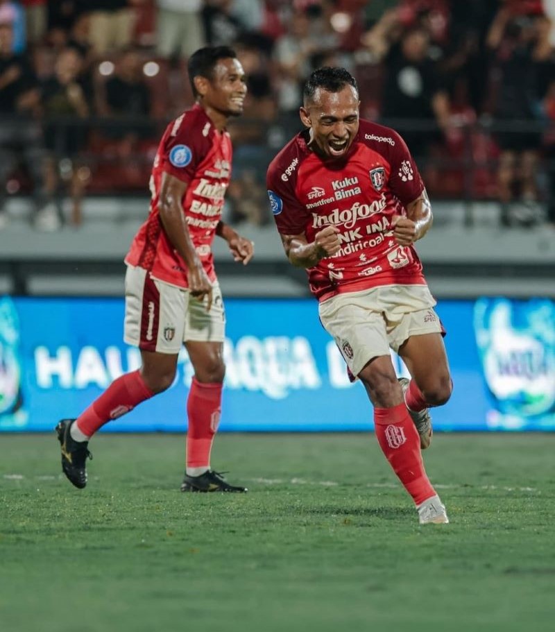 BAHAGIA: Selebrasi Irfan Jaya setelah membawa Bali United unggul 2-0 (IG baliunitedfc)