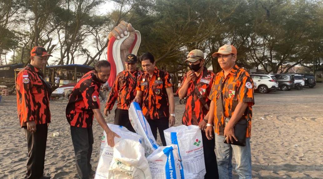 LESTARI: Pemuda Pancasila (PP) Kabupaten Kulon Progo saat melakukan aksi bersih pantai dan tebar benih ikan di pantai Trisik, Kalurahan Banaran, Kapanewon Galur, Kulon Progo, Minggu - FOTO HENDRI UTOM