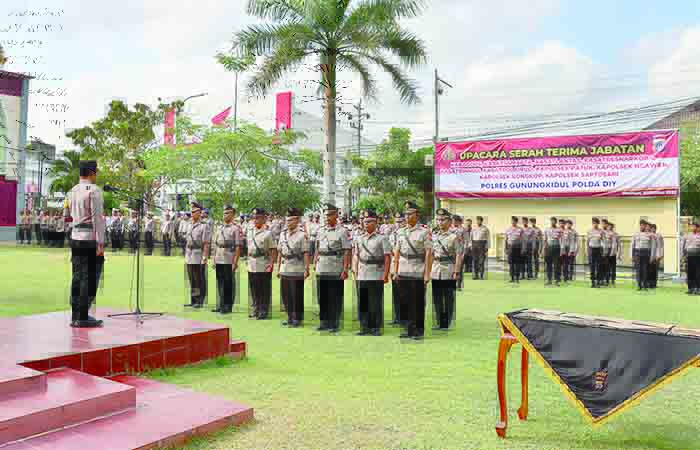 PENYEGARAN - Upacara serah terima jabatan (sertijab) kepada 10 pejabat di Mapolres Gunungkidul Senin (30/10).