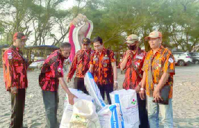 PEDULI: Pemuda Pancasila (PP) Kabupaten Kulon Progo saat melakukan aksi bersih pantai dan tebar benih ikan di pantai Trisik, Kalurahan Banaran, Kapanewon Galur, Kulon Progo, Minggu (29/10).
