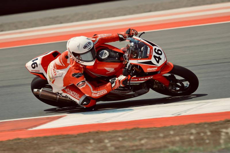 Herjun Atna Firdaus dengan tunggangannya di kategori Sport 250 cc pada Race 2 di Mandalika Racing Series 2023 (dok UMY)