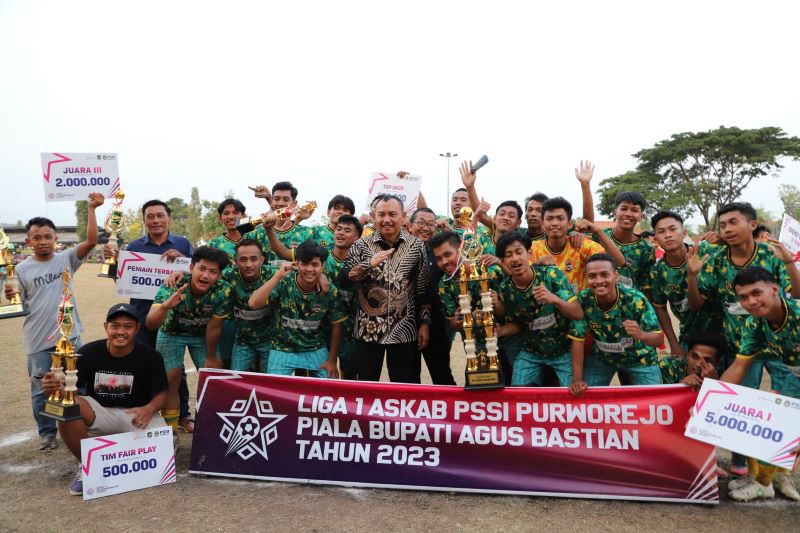 Bupati Purworejo saat berfoto bersama pemain dari Bogowonto FC (jersey hijau) kompetisi Liga 1 Askab PSSI Purworejo