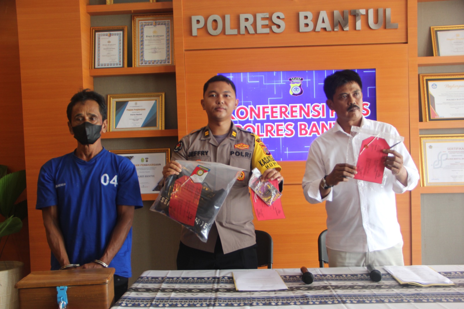 ORA KAPOK: Petugas menunjukkan barang bukti uang kasus pencurian di kotak masjid dalam jumpa pers di Mapolres Bantul.