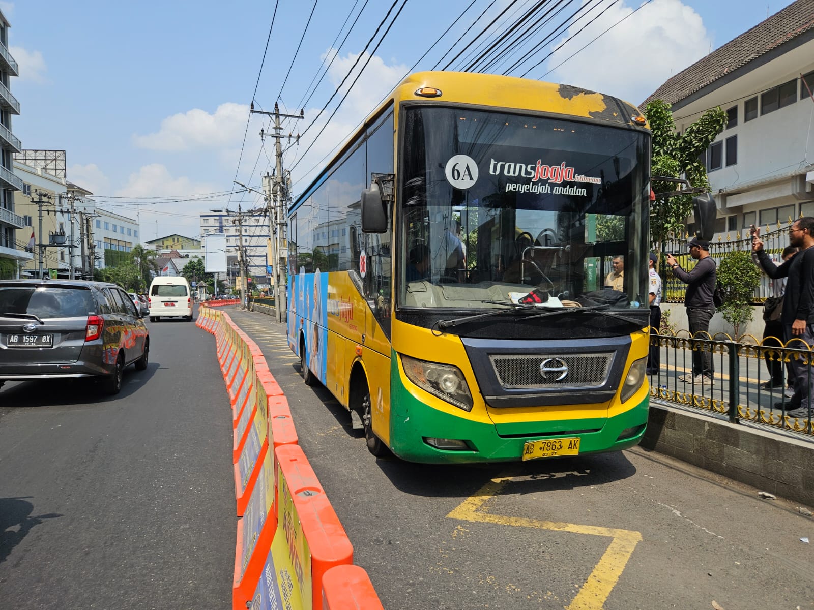 LANCAR: Bus Trans Jogja melintas di kawasan Malioboro. (GUNTUR AGA TIRTANA/Radar Jogja)